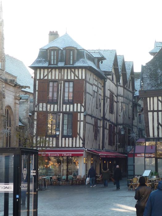 façade sur la place de la Mairie