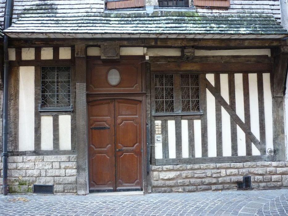 façade du n°2 sur la rue Champeaux, porte d’accès 