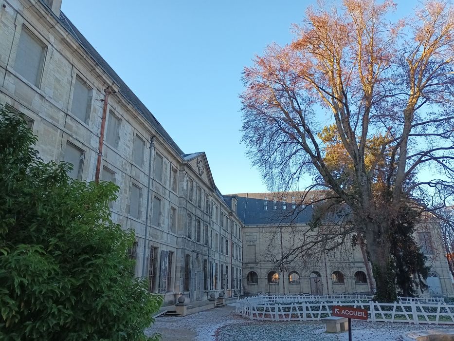 vue partielle des bâtiments abbatiaux depuis la rue de la Cité