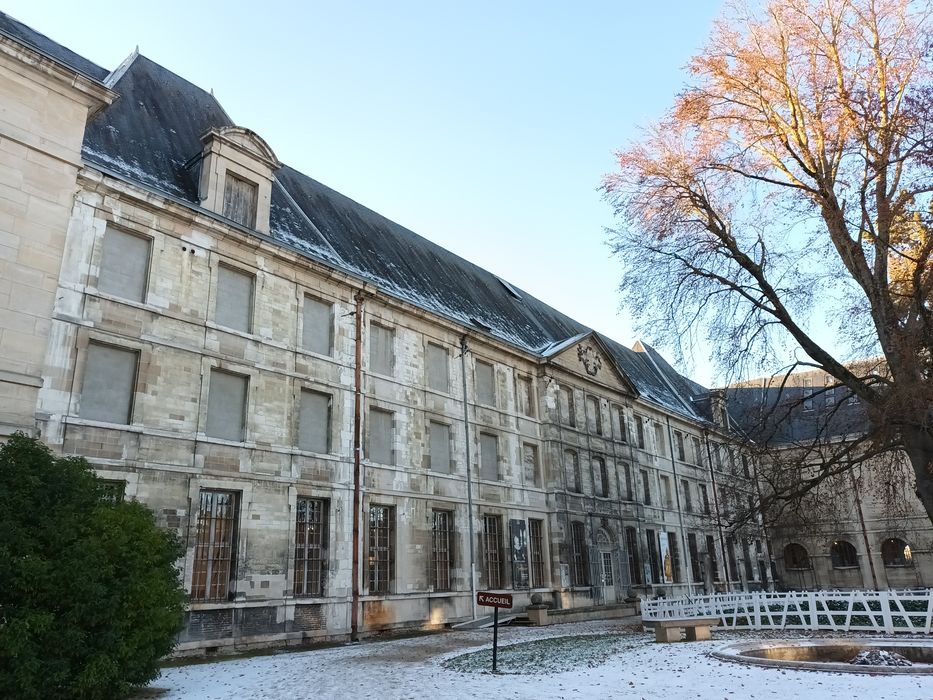 vue partielle des bâtiments abbatiaux depuis la rue de la Cité