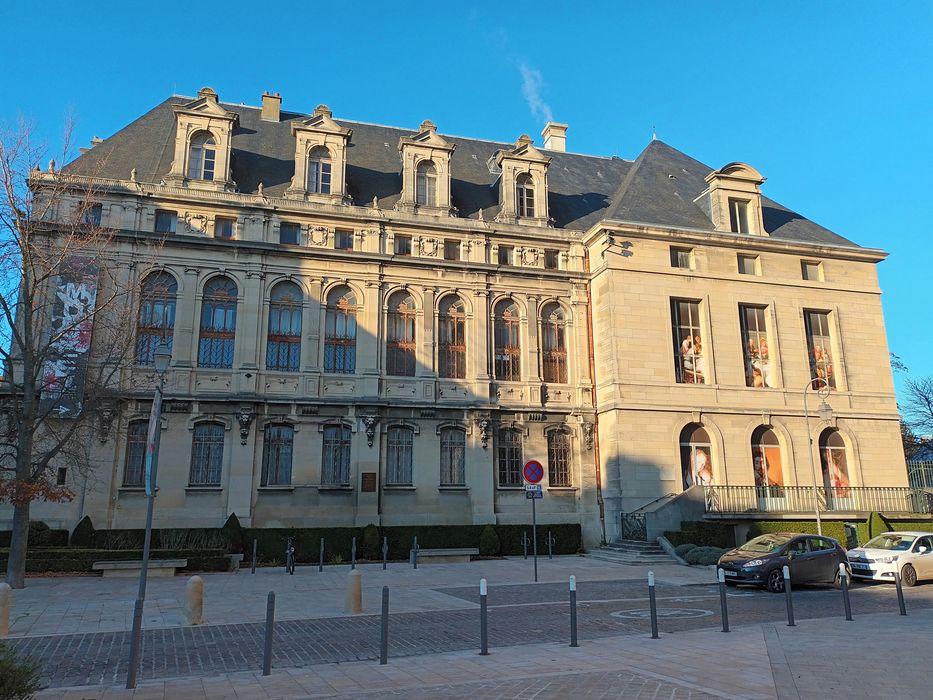 bâtiments abbatiaux, aile sud, façade sud sur la rue de la Cité