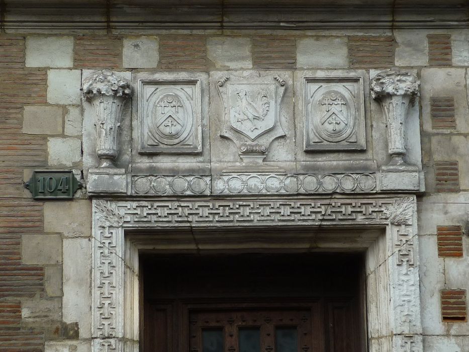 porte d’accès sur rue, détail du tympan