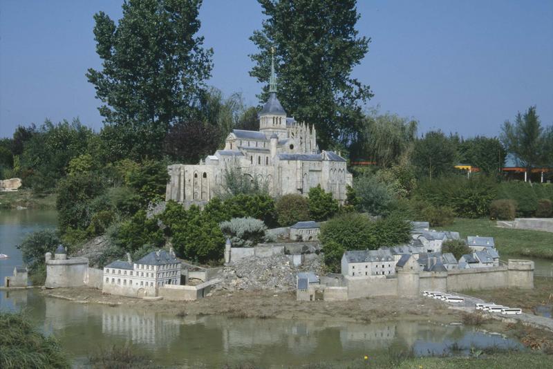 Maquette de l'abbaye et du village se trouvant à France miniature