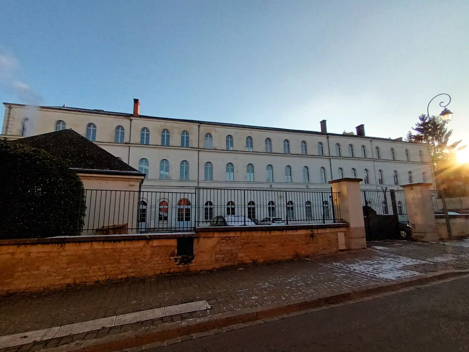 aile nord, façade nord, vue partielle depuis la rue Girardon