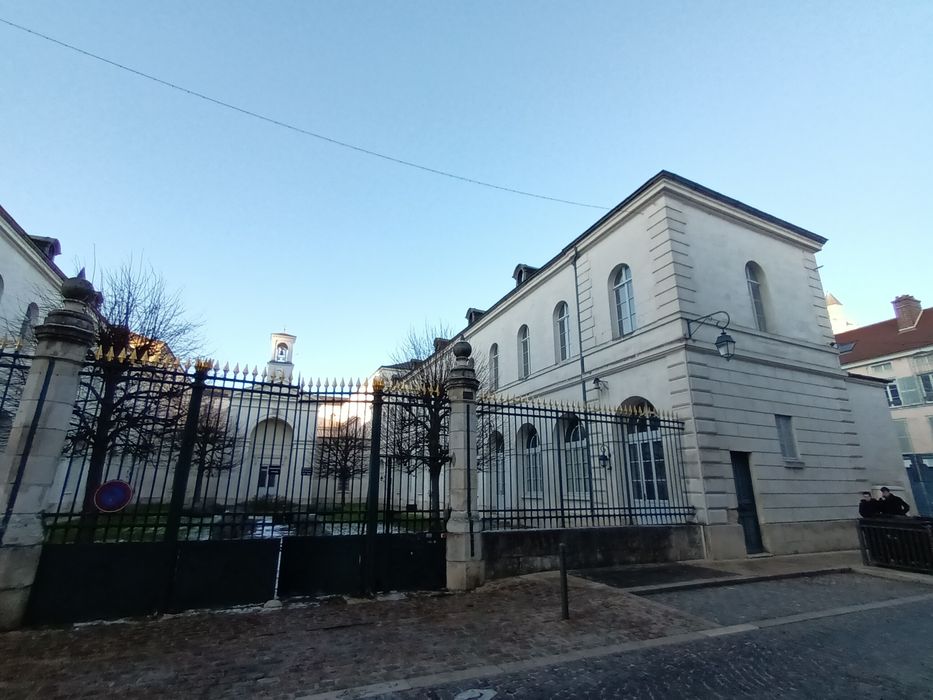 vue partielle des façades depuis la rue de la Cité