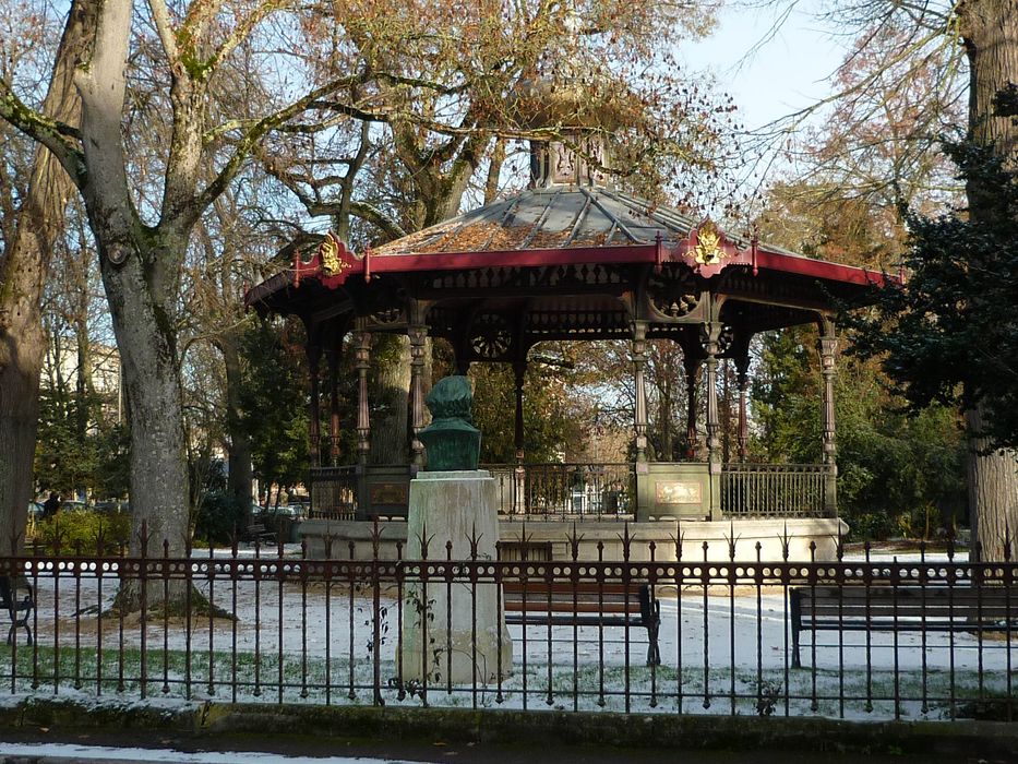 vue générale du kiosque dans son environnement