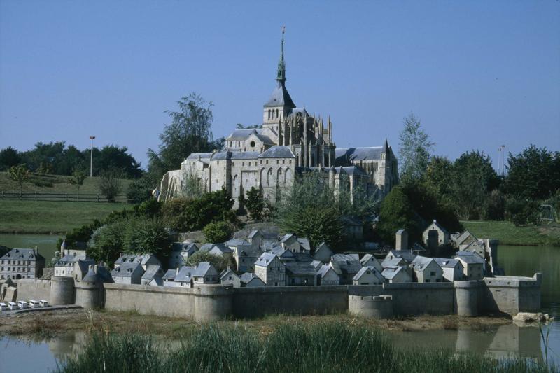 Maquette de l'abbaye et du village se trouvant à France miniature