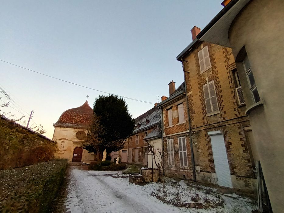 Chapelle et bâtiments bordant la cour au sud, vue partielle