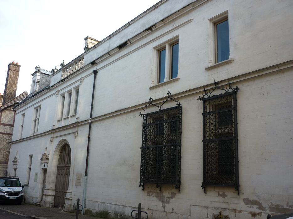 façade sur le rue Charbonnet