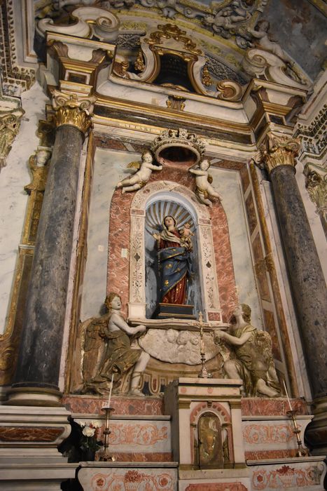 retable de la Vierge-du-Rosaire, statue : Vierge à l'Enfant, hauts-reliefs : Anges - © Ministère de la Culture (France), Médiathèque du patrimoine et de la photographie, diffusion GrandPalaisRmn Photo