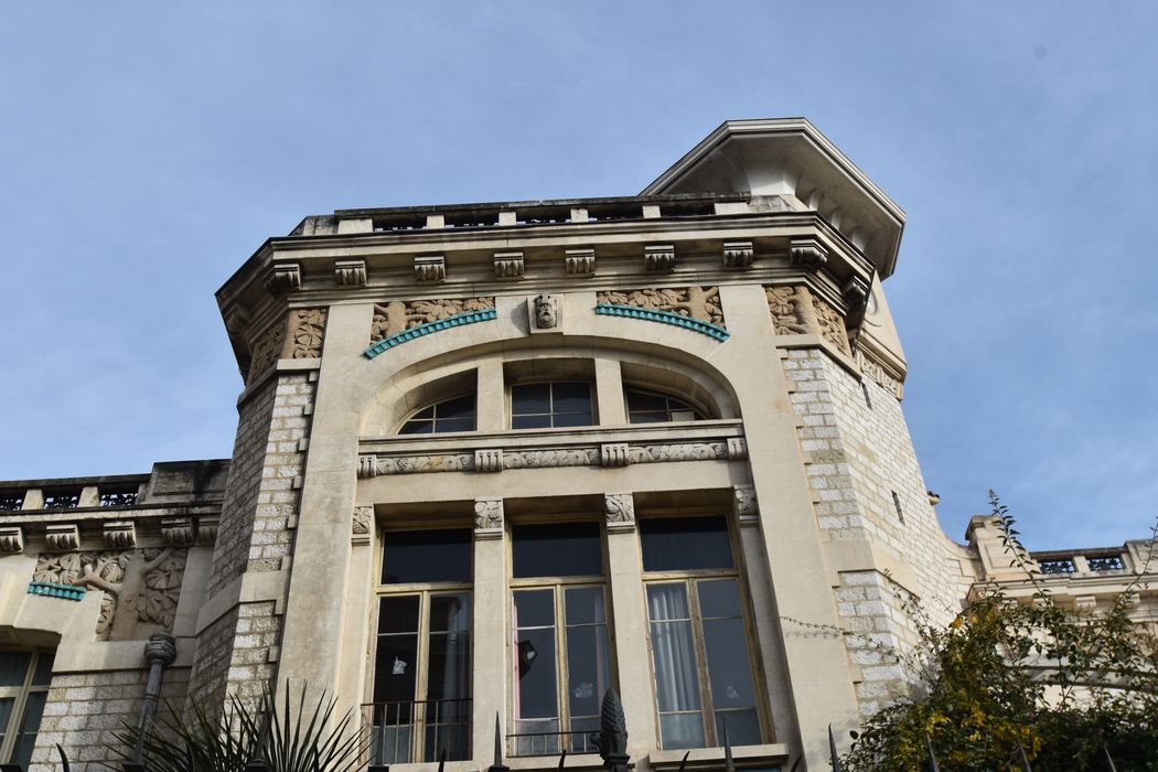 vue partielle de la façade sur la rue du Lycée