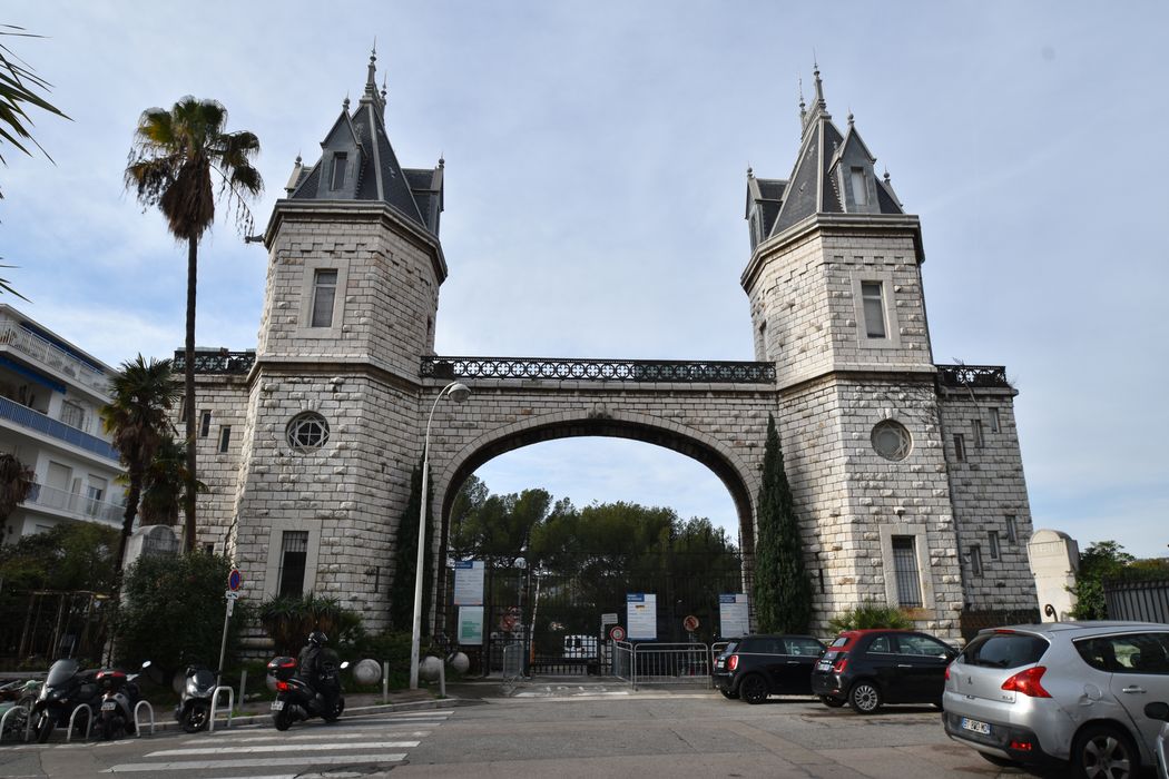 entrée monumentale Est d’accès au parc