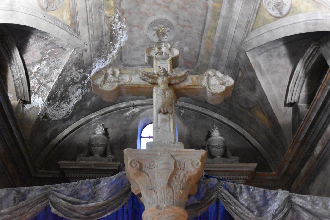 église, croix monumentale, vue partielle