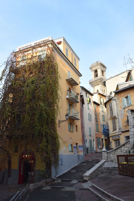 vue partielle de l’église dans son environnement urbain depuis la rue François Zanin