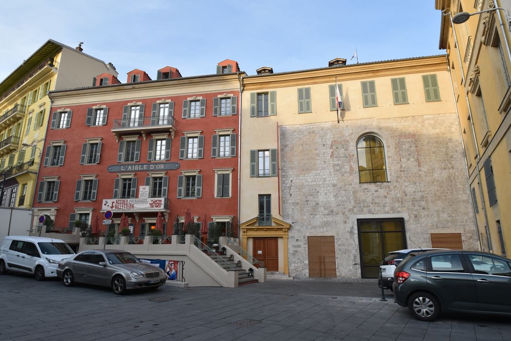 façade sud sur la place Saint-François