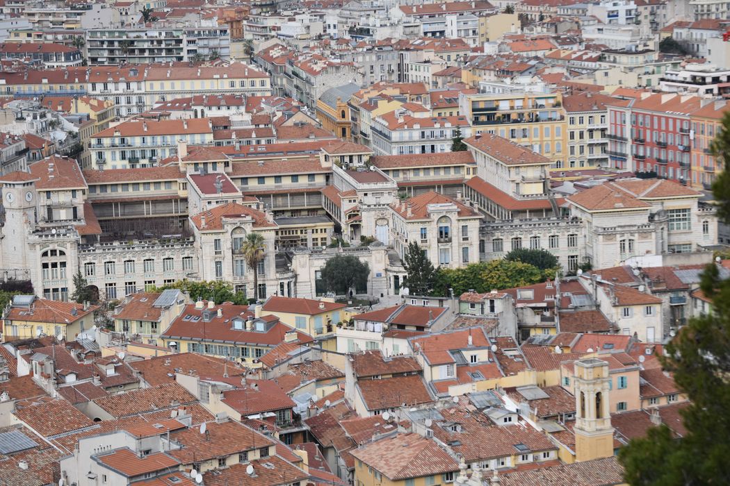 vue générale des bâtiments dans leur environnement urbain