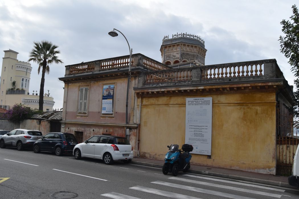 façade sur rue, vue partielle