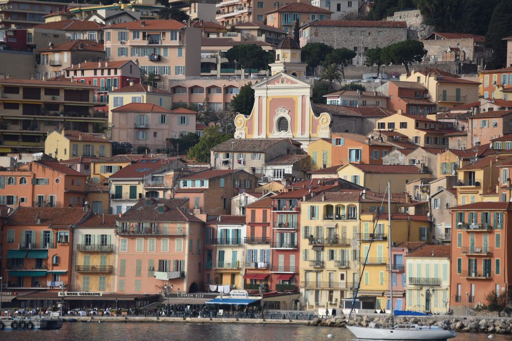 vue partielle de l’église dans son environnement urbain