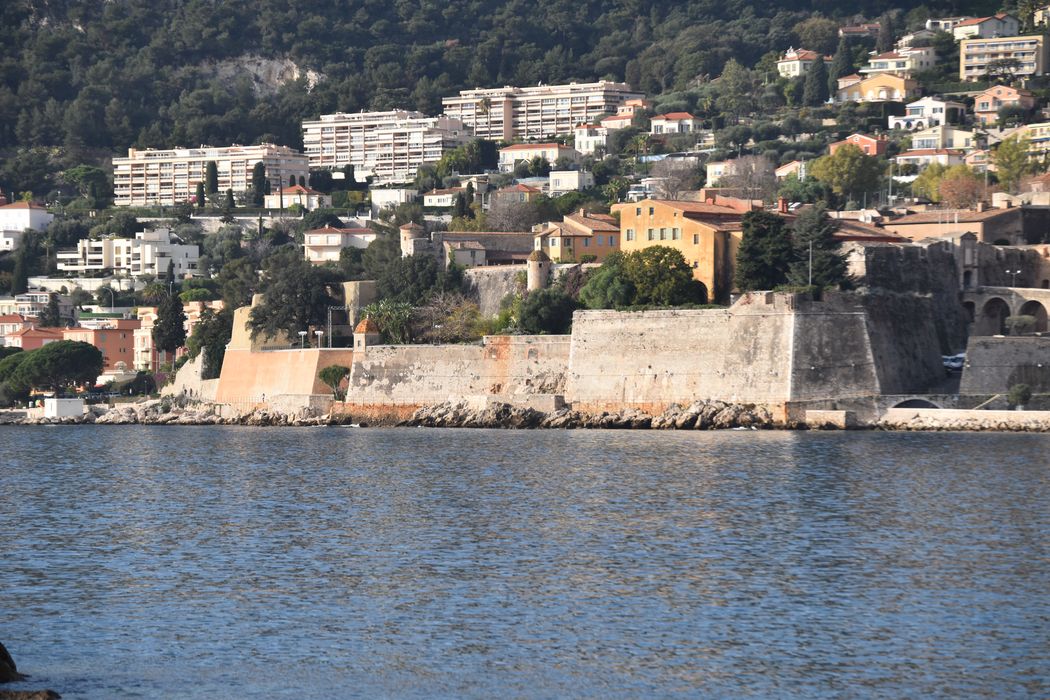 vue générale de la citadelle dans son environnement depuis l’Est