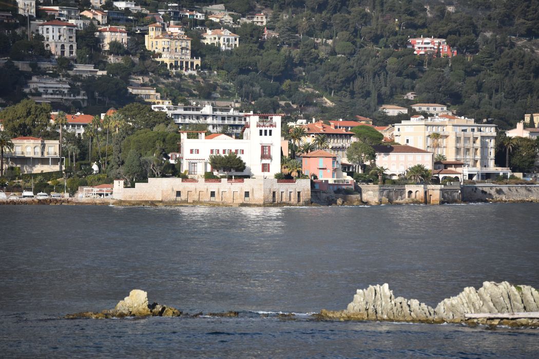 vue générale de la villa dans son environnement depuis le Sud