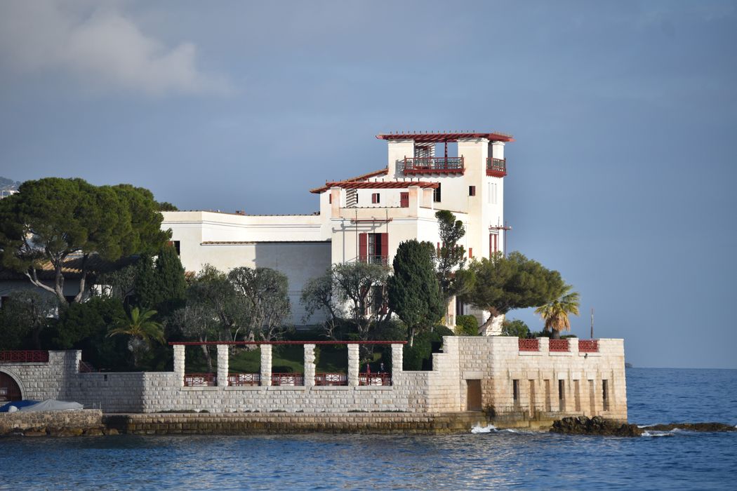 vue générale de la villa dans son environnement depuis l’Ouest