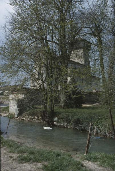 Abside et clocher partiellement cachés par des arbres