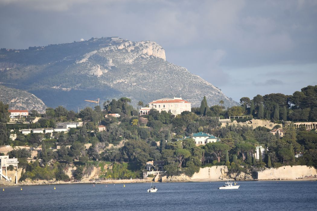 vue générale de la villa dans son environnement depuis l’Ouest