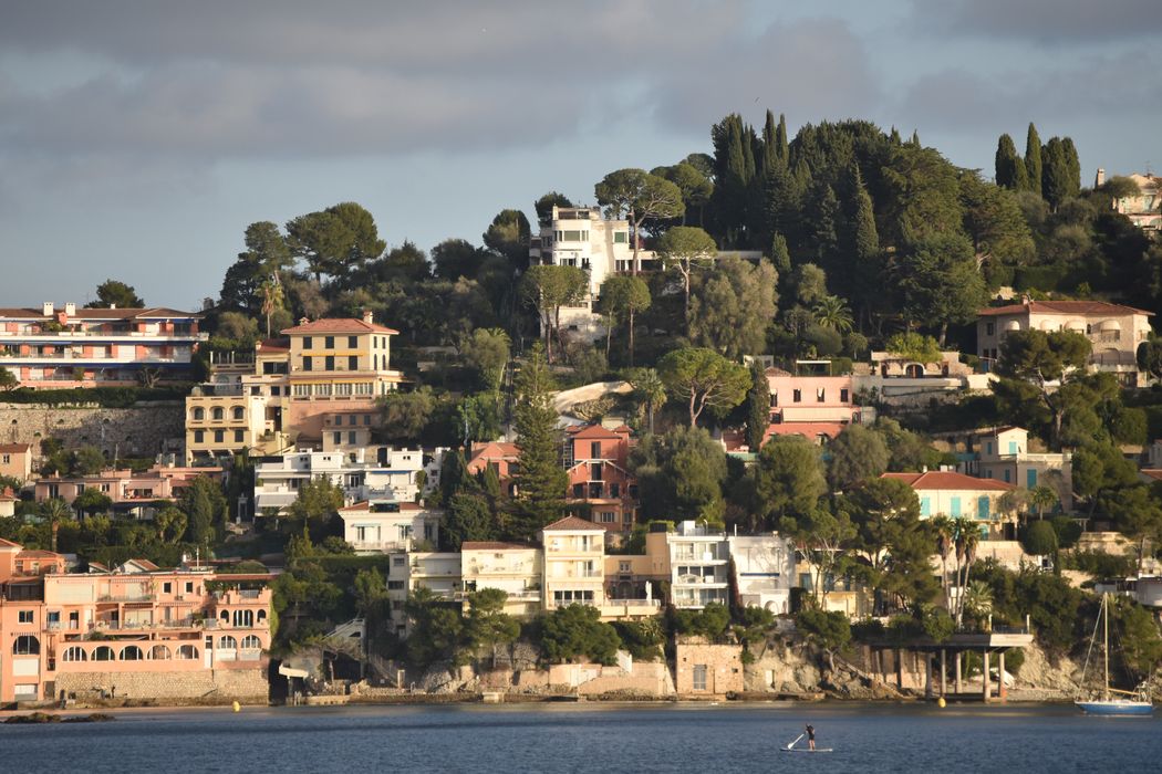 vue générale de la villa dans son environnement depuis l’Ouest