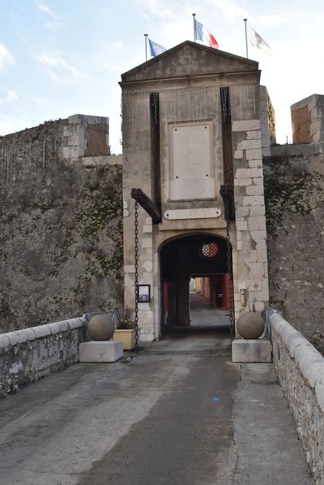 porte d’accès de l’ouvrage