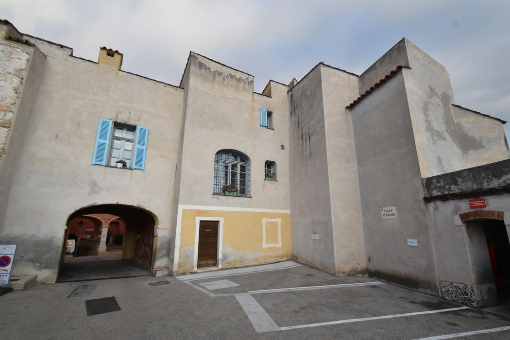 façade sud sur la place d’Armes