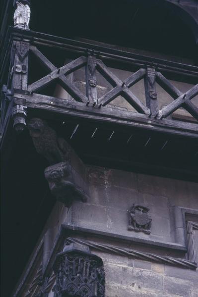 Détail du balcon en bois