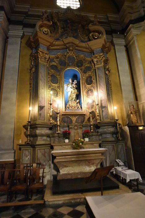 autel retable du Rosaire, tableaux : les Mystères du Rosaire, statue : Vierge à l'Enfant