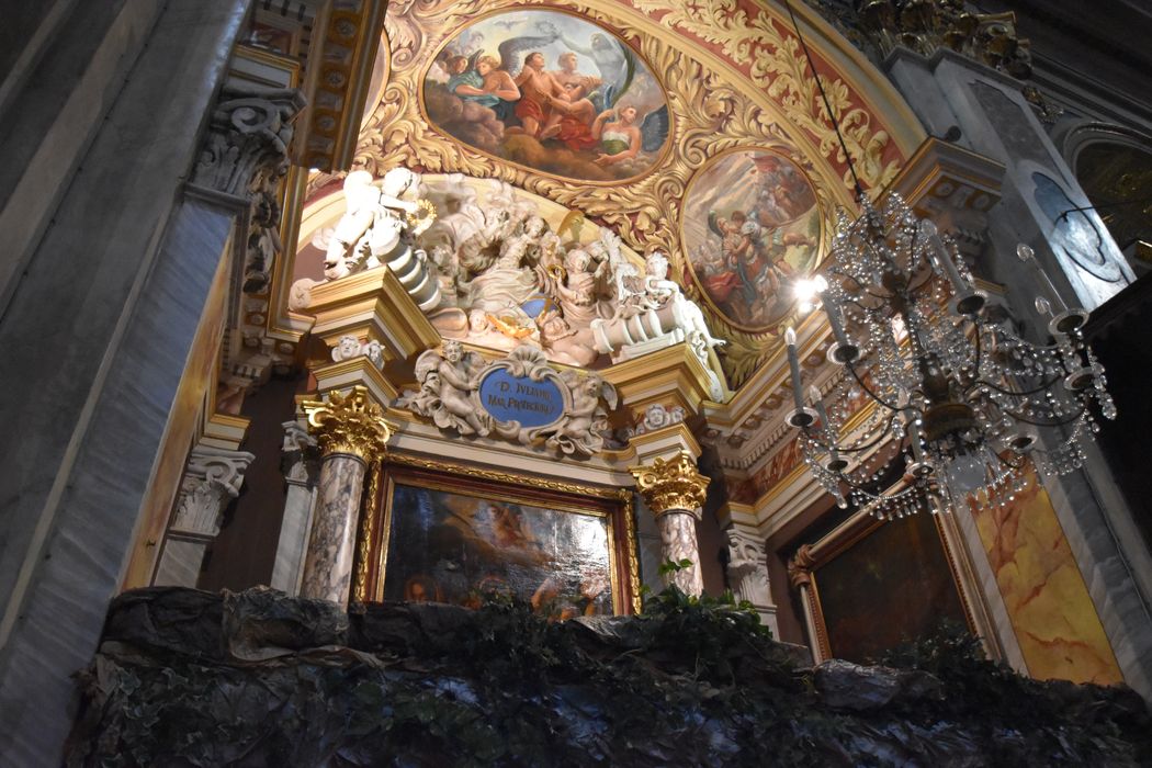 autel retable de la chapelle Saint-Julien, tableau : Saint Julien entre saint Jean-Baptiste et l'ange Raphaël, vue partielle
