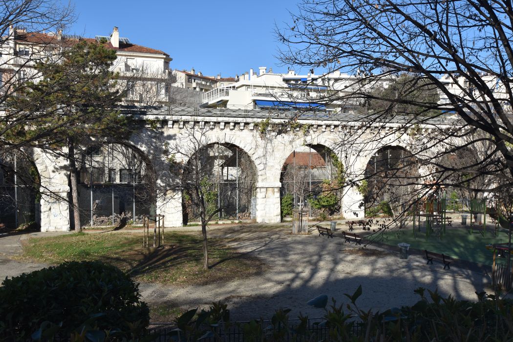 aqueduc longeant le boulevard Camille Flammarion, vue partielle