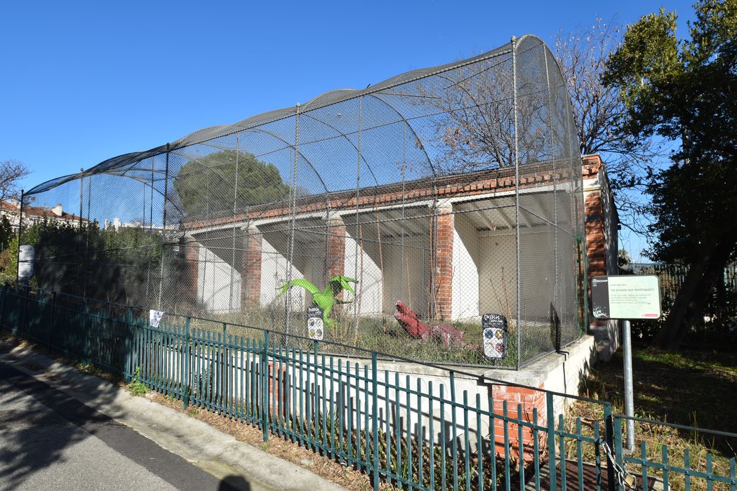 pavillon de la volière aux perroquets