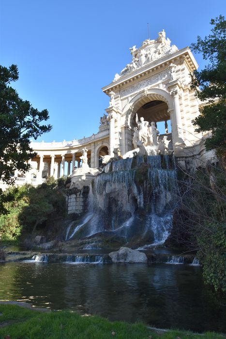 palais, grande cascade et château d’eau