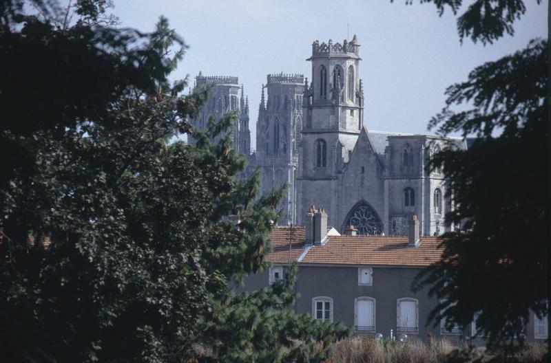 Façade ouest de l'église et tours de la cathédrale