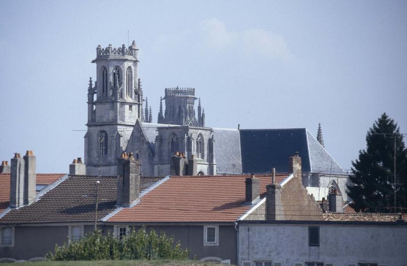 Façade ouest de l'église et tours de la cathédrale