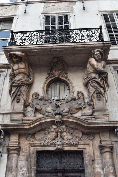 façade sur rue, détail des éléments sculptés