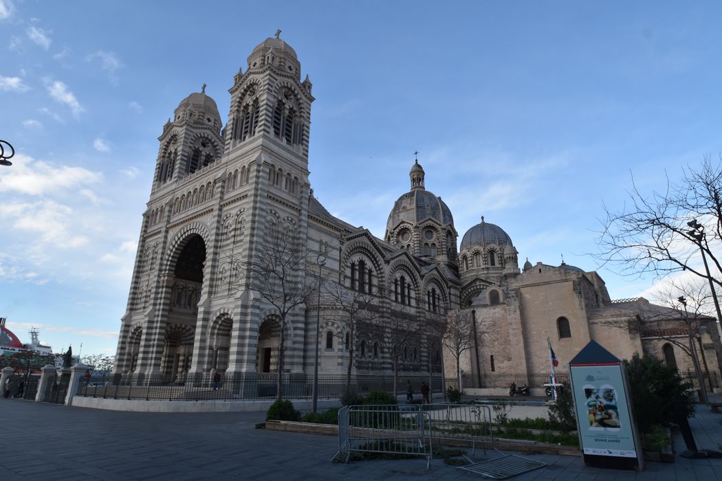 vue générale de la cathédrale dans son environnement depuis la rue du Four du Chapitre