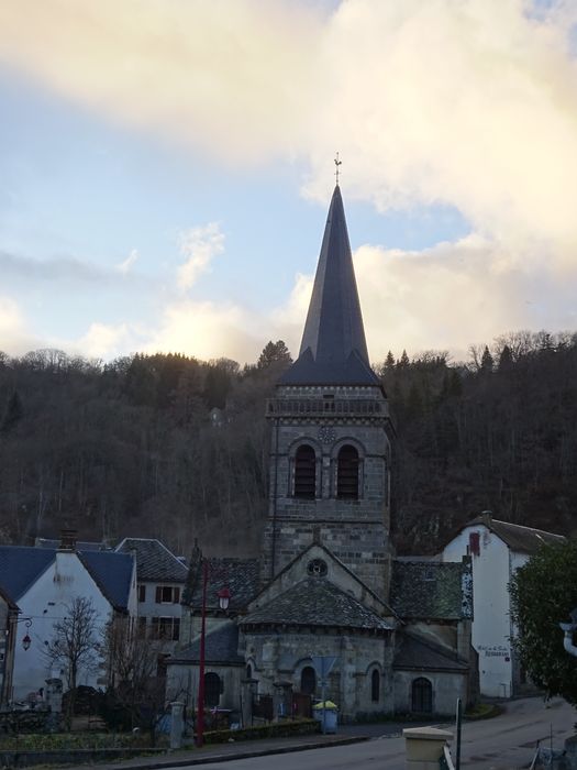 vue générale de l’église dans son environnement depuis l’Est