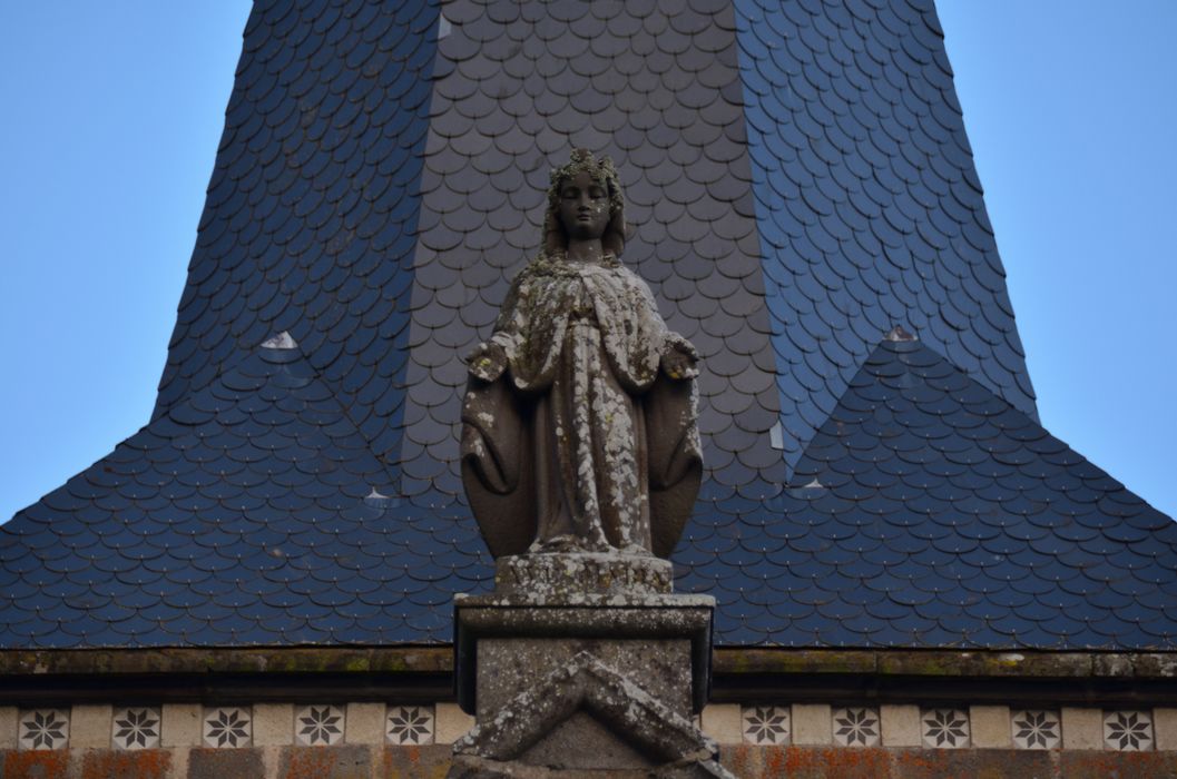 statue (façade ouest) : Vierge Marie