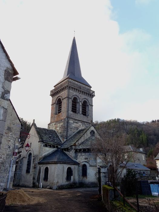 vue générale de l’église dans son environnement depuis le Sud-Est