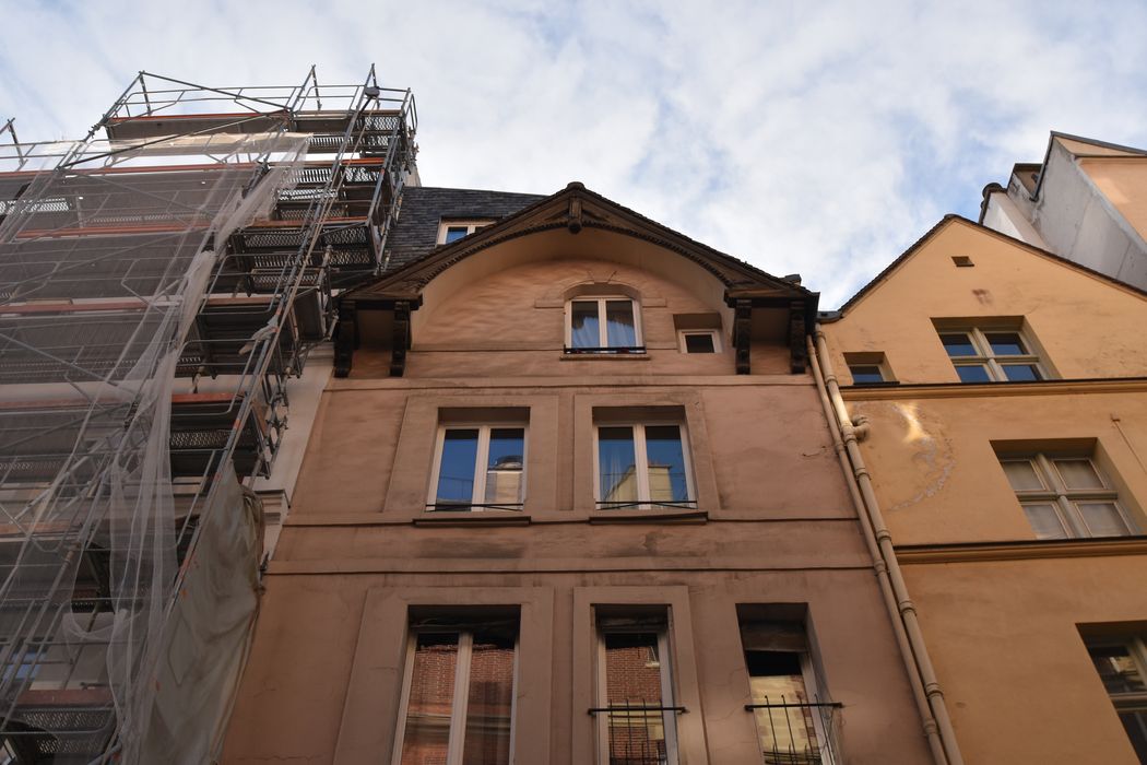 façade sur rue, vue partielle