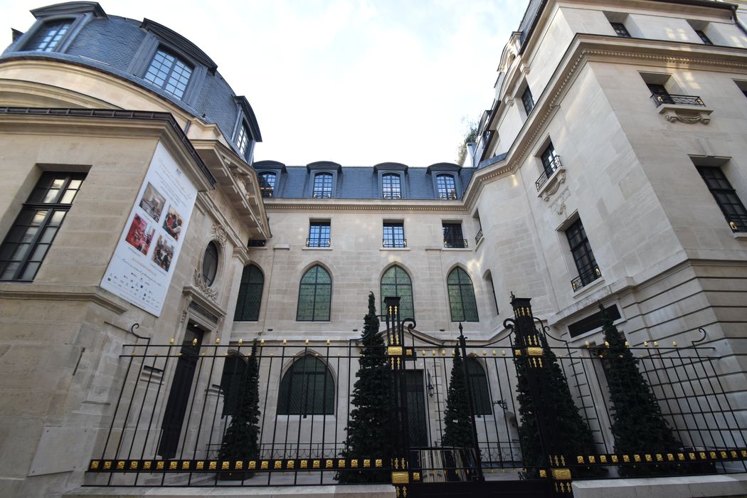 façade sur cour depuis la rue de la Bûcherie