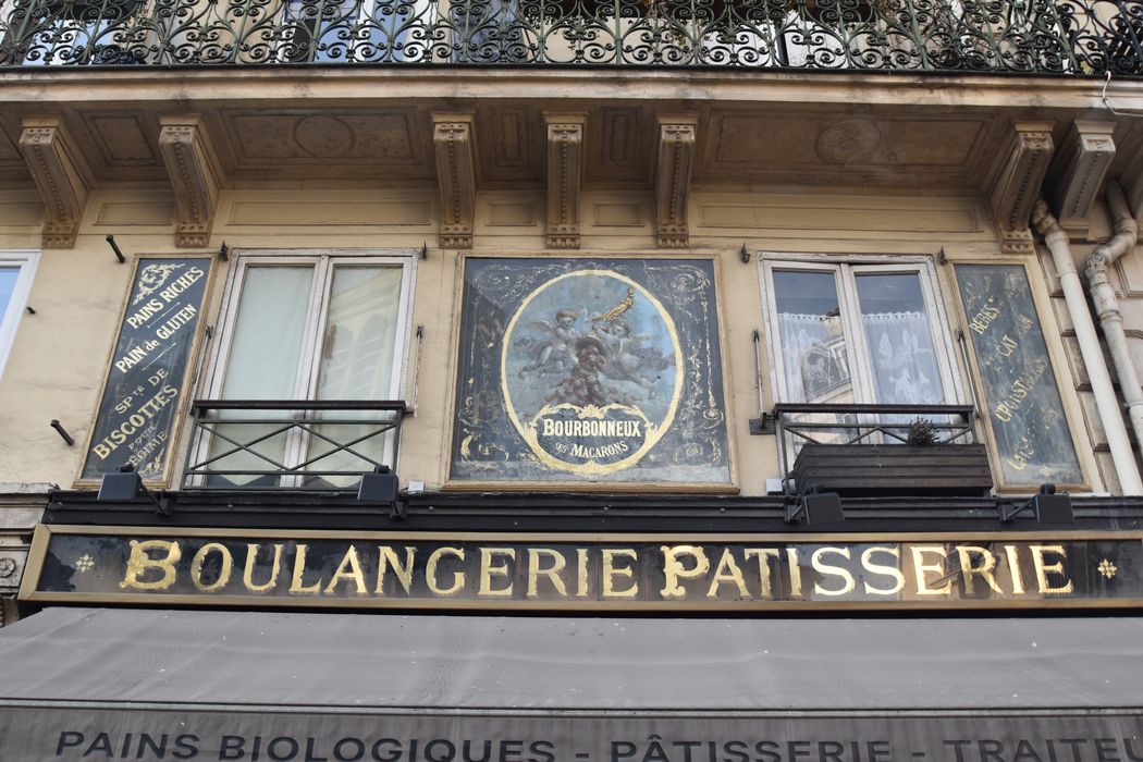 façade sur rue, prolongement du décor de la devanture au 1er étage