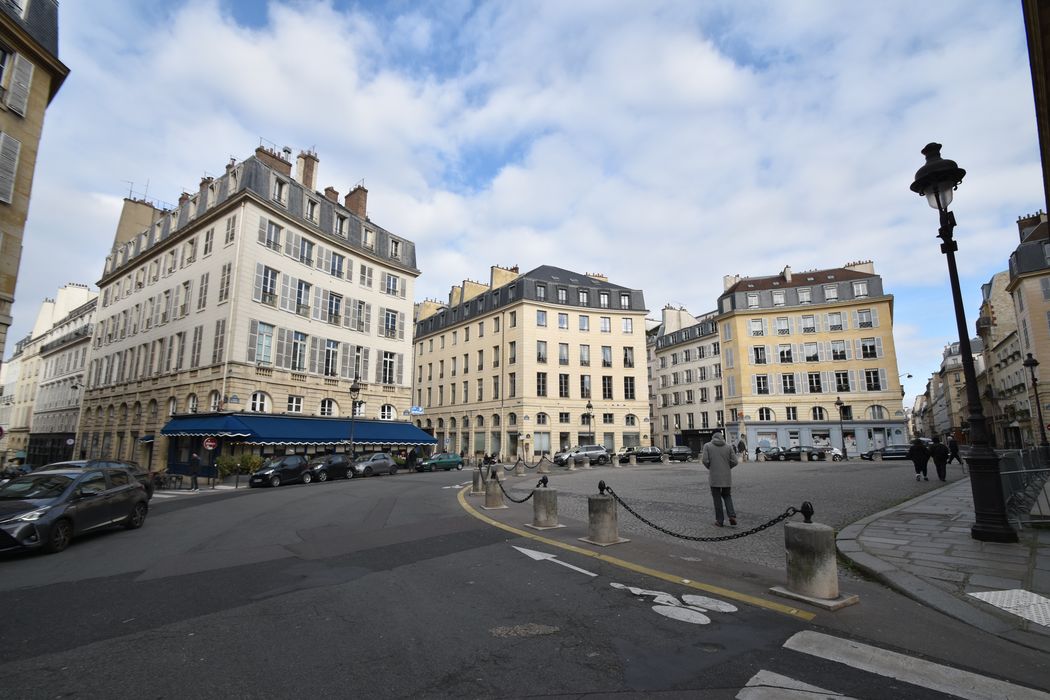 vue générale de la place depuis l'angle des rues Rotrou et Regnard