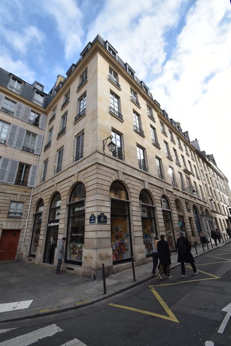 façades sur la place de l'Odéon et sur la rue Corneille