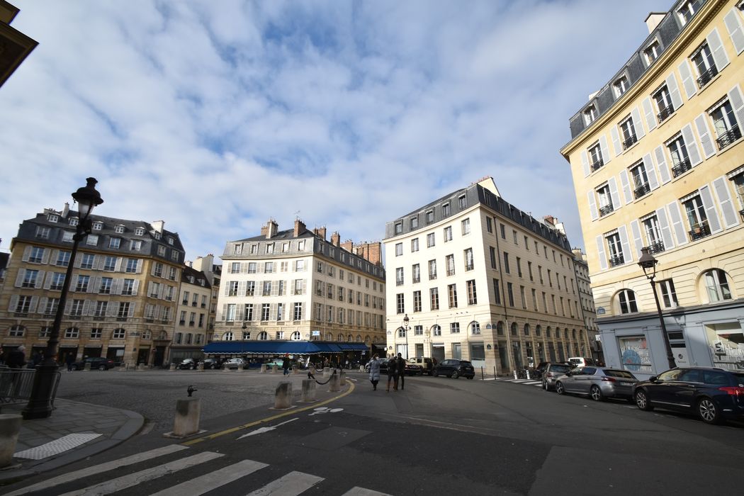 vue générale de la place depuis l'angle des rues Corneille et Racine