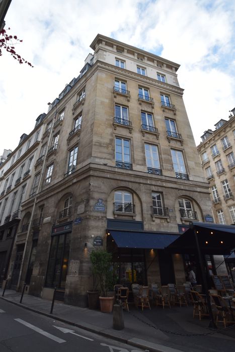 façade sur la place du carrefour de l'Odéon